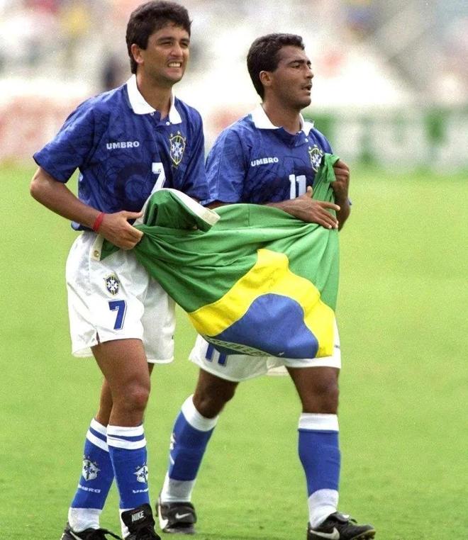 年轻球员持 年轻球员持